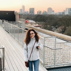 Meet your Posher, Adela